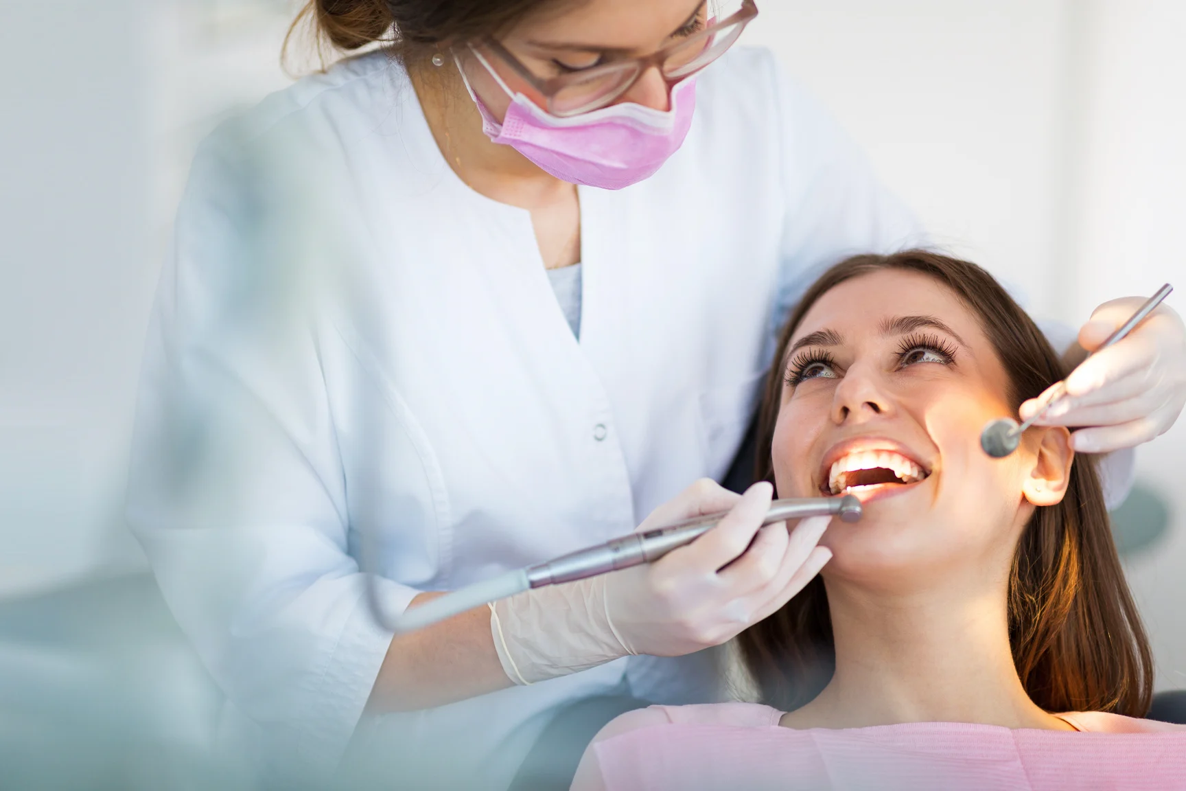 paciente-mujer-sonrie-dentista-1