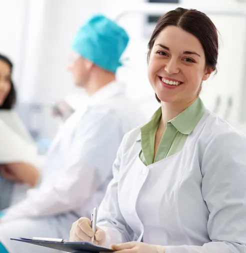 paciente-mujer-sonrie-dentista-2