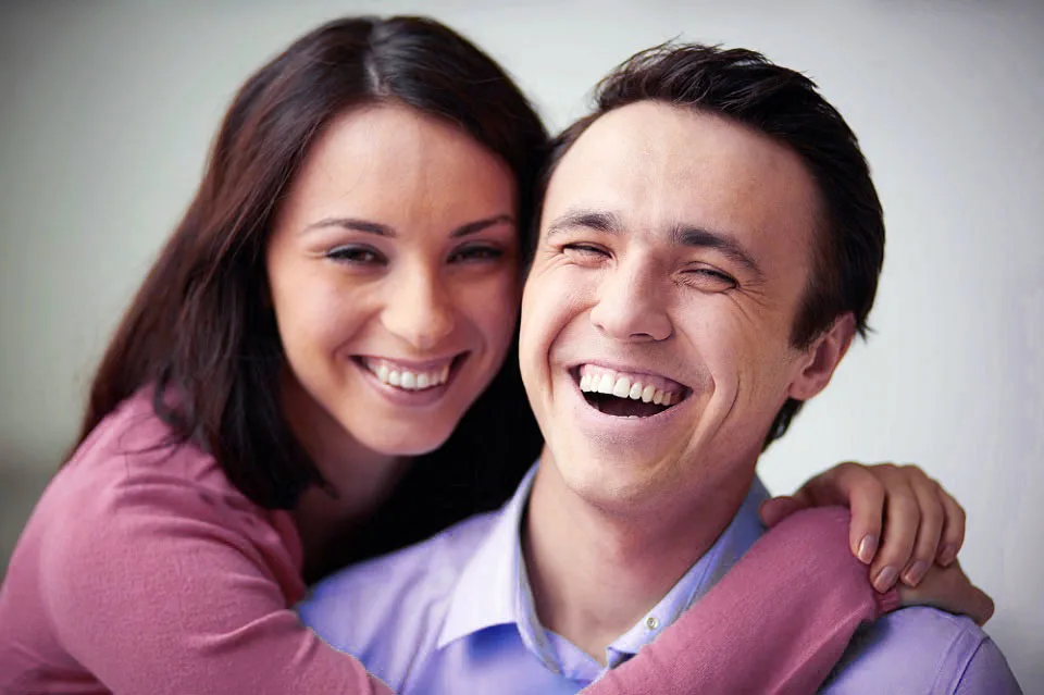 pareja-sonriente pareja-sonriente